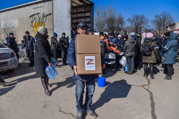 Localnicii primesc ajutor umanitar în orașul Volnovaha, care a intrat sub controlul RPD. - Sputnik Moldova-România