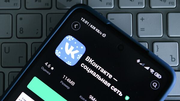 Приложение социальной сети ВКонтакте на экране телефона. - Sputnik Молдова