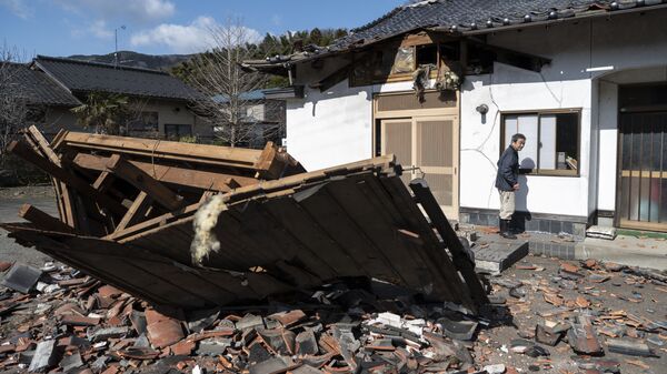 Суши-мейкер Акио Ханзава перед своим поврежденным землетрясением рестораном в Сироиси, префектура Мияги - Sputnik Молдова