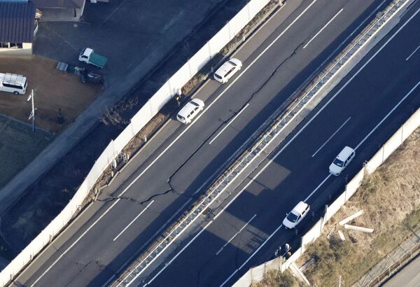 Трещины на дороге после сильного землетрясения в Сироиси, префектура Мияги, Япония, на этой фотографии, сделанной Киодо 17 марта 2022 года. - Sputnik Молдова