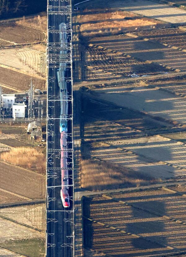 На этом снимке, сделанном Kyodo 17 марта 2022 года, в Сироиси, префектура Мияги, Япония, сошедший с рельсов скоростной поезд Синкансэн после сильного землетрясения. - Sputnik Молдова