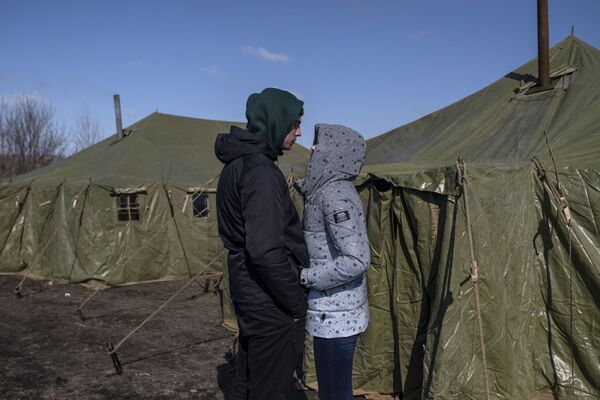 Tineri lângă tabăra de corturi din Starobelsk. - Sputnik Moldova