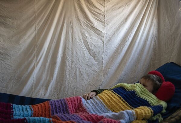 Un băiat doarme într-o tabără de corturi din Starobelsk. - Sputnik Moldova