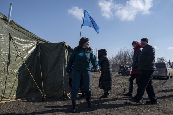 Oameni lângă o tabără de corturi din Starobelsk. - Sputnik Moldova