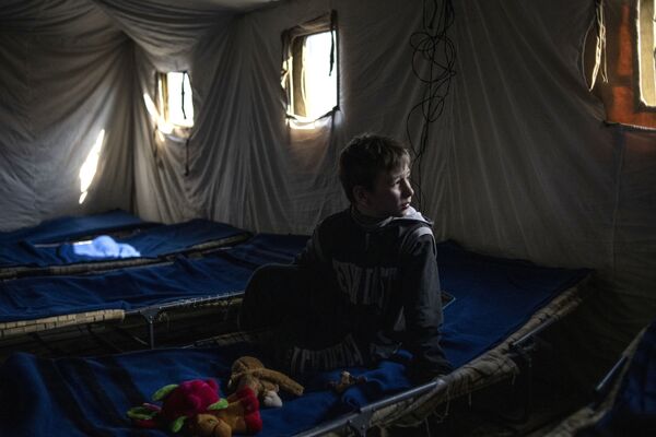 Un băiat în tabăra de corturi din Starobelsk. - Sputnik Moldova