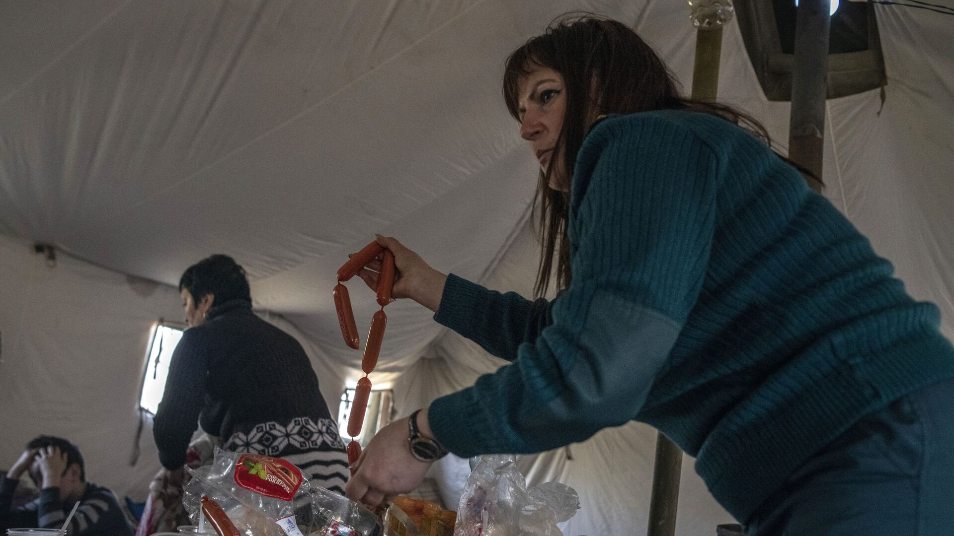 Женщина готовит еду в палаточном лагере в Старобельске - Sputnik Moldova, 1920, 22.03.2022