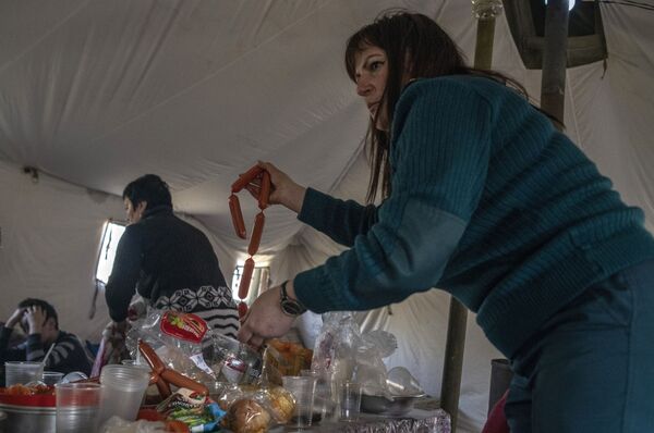 O femeie pregătește mâncare în tabăra pentru refugiați din Starobelsk. - Sputnik Moldova