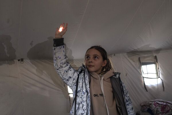 O fată prinde o rază de soare în tabăra de corturi din Starobelsk. - Sputnik Moldova