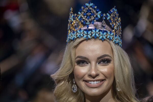 Miss Polonia Karolina Bielawska zâmbește după ce a câștigat cel de-al 70-lea concurs de frumusețe Miss World la Coca-Cola Music Hall din San Juan, Puerto Rico, pe 16 martie 2022. - Sputnik Moldova-România