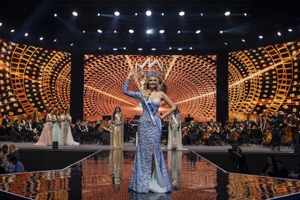 Miss Polonia, Karolina Bielawska, salută publicul după ce a câștigat cel de-al 70-lea concurs de frumusețe Miss World la Coca-Cola Music Hall din San Juan, Puerto Rico, pe 16 martie 2022. - Sputnik Moldova-România