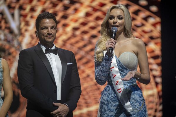 Prezentatorul TV Peter Andre o intervievează pe Miss Polonia Karolina Bielawska în timpul celui de-al 70-lea concurs de frumusețe Miss World la Coca-Cola Music Hall din San Juan, Puerto Rico, pe 16 martie 2022. - Sputnik Moldova-România
