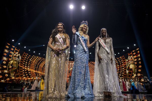 Miss Polonia Karolina Bielawska (pe centru) salută publicul după ce a câștigat cel de-al 70-lea concurs de frumusețe Miss World la Coca-Cola Music Hall din San Juan, Puerto Rico, pe 16 martie 2022. - Sputnik Moldova-România