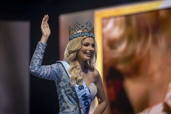 Miss Polonia Karolina Bielawska salută publicul după ce a câștigat cel de-al 70-lea concurs de frumusețe Miss World la Coca-Cola Music Hall din San Juan, Puerto Rico, pe 16 martie 2022. - Sputnik Moldova-România