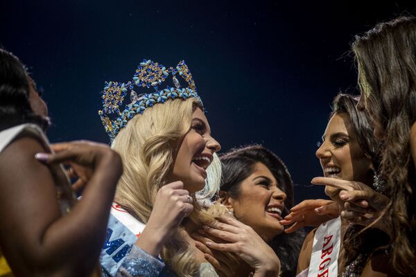 Miss Polonia Karolina Bielawska este felicitată după ce a câștigat cel de-al 70-lea concurs de frumusețe Miss World la Coca-Cola Music Hall din San Juan, Puerto Rico, pe 16 martie 2022. - Sputnik Moldova-România