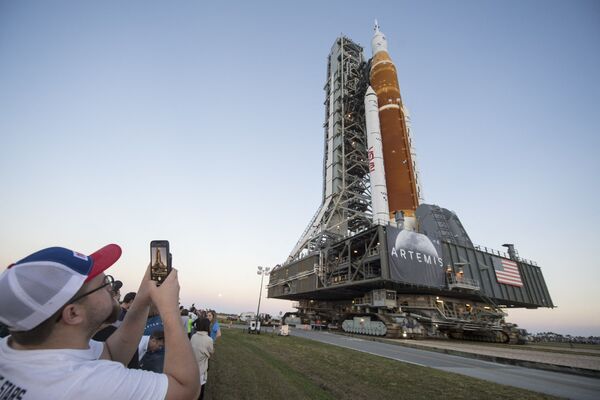 Лунная ракета НАСА с капсулой экипажа Orion перевозится на стартовую площадку на мысе Канаверал, США. - Sputnik Молдова