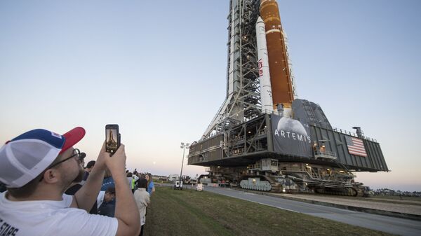 Лунная ракета НАСА с капсулой экипажа Orion перевозится на стартовую площадку на мысе Канаверал, США - Sputnik Молдова