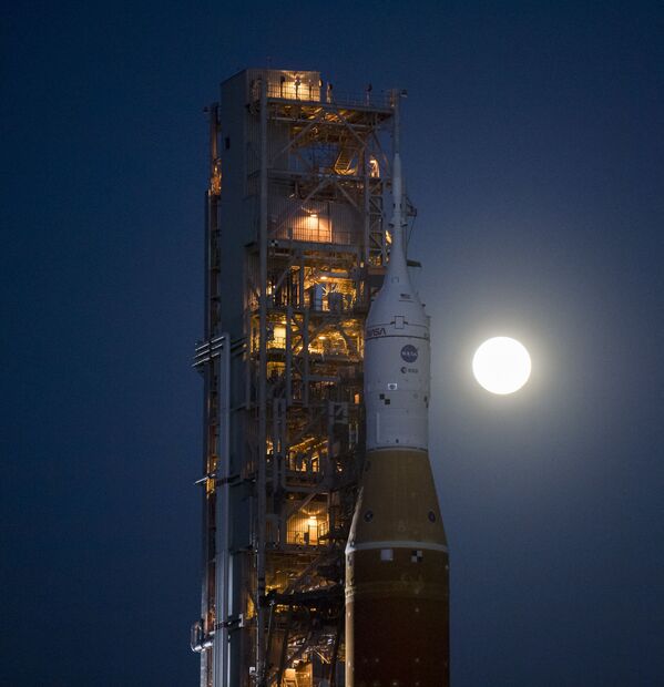 Ракета NASA Space Launch System (SLS) с космическим кораблем Orion на борту в Космическом центре Кеннеди во Флориде. - Sputnik Молдова