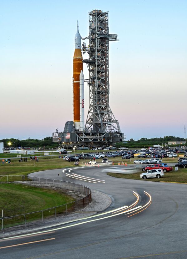 Ракета NASA Space Launch System (SLS) с космическим кораблем Orion на борту в Космическом центре Кеннеди НАСА во Флориде. - Sputnik Молдова