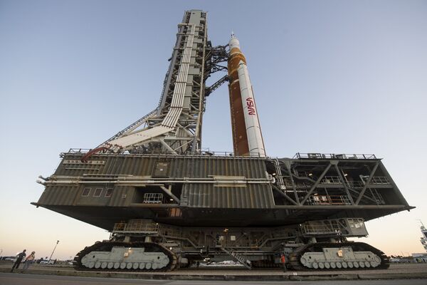 Ракета NASA Space Launch System (SLS) с космическим кораблем Orion на борту в Космическом центре Кеннеди НАСА во Флориде. - Sputnik Молдова