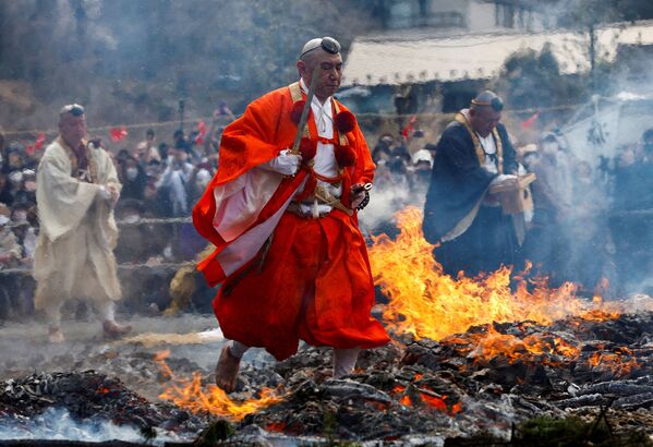 Călugări budiști mergând desculți peste cărbuni încinși la festivalul de mers peste foc, numit în japoneză Hiwatari Matsuri, la Mt.Takao din Tokyo, Japonia, 13 martie 2022 - Sputnik Moldova-România