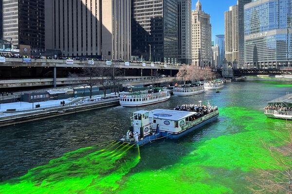 O barjă pulverizează colorant verde în râul Chicagoîn cu ocazia celebrării a tradiționale sărbătoari a Sfântului Patrick în Chicago, Illinois, S.U.A. 12 martie 2022. - Sputnik Moldova-România
