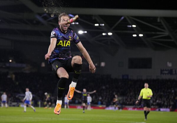Harry Kane de la „Tottenham” sărbătorește după ce a marcat al doilea gol al echipei sale în timpul meciului de fotbal „Brighton” și „Tottenham Hotspurdin” din cadrul  Premier League pe stadionul Falmer din Brighton, Anglia, 16 martie 2022. - Sputnik Moldova-România