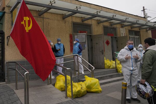 Работники собирают предметы обихода, представляющие &quot;биологическую опасность&quot;. - Sputnik Молдова