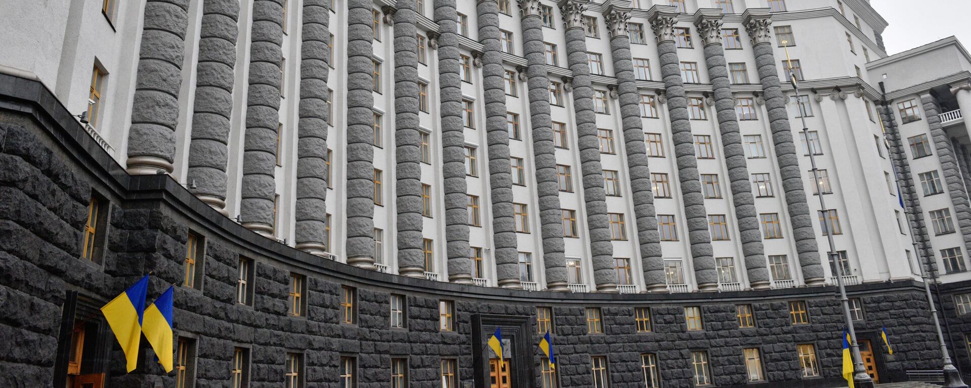 Флаги на здании Кабинета министров Украины - Sputnik Молдова, 1920, 20.03.2022