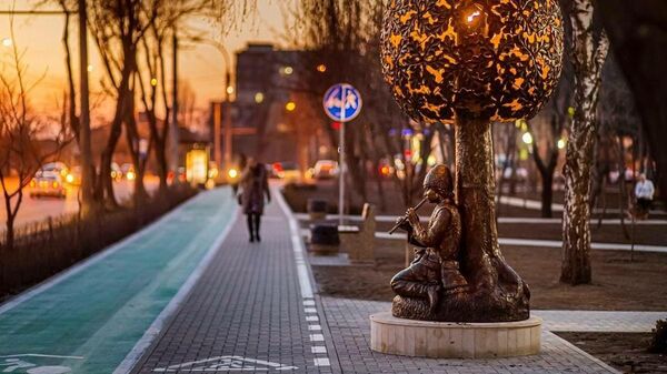 Скульптура Вячеслава Жиглицки в парке на улице Миорица в Кишиневе - Sputnik Молдова