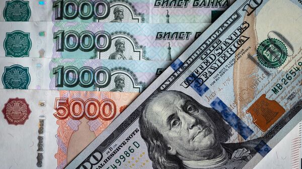 Bancnote a dolarului american și rublei rusești - Sputnik Moldova