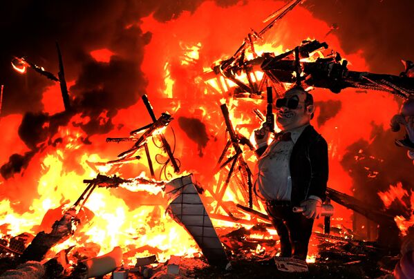 Сожжение деревянных фигур на празднике огня Фальяс в Валенсии. - Sputnik Молдова