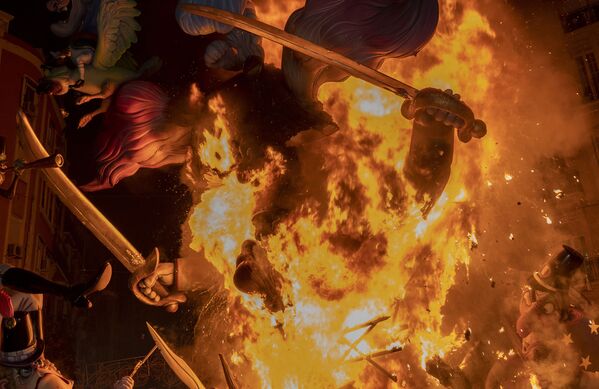 Сожжение деревянной фигуры на празднике огня Фальяс в Валенсии. - Sputnik Молдова