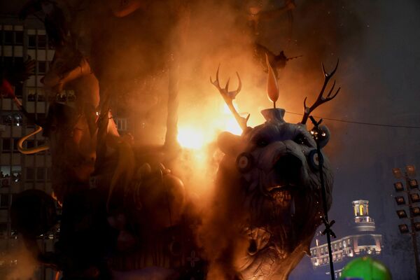 Деревянные фигуры, которые будут сожжены в ходе праздника, заказывают специально у гильдии художников. - Sputnik Молдова