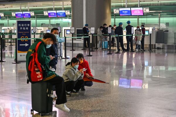 Люди в международном аэропорту Hongqiao в Шанхае следят за новостями о крушении. - Sputnik Молдова