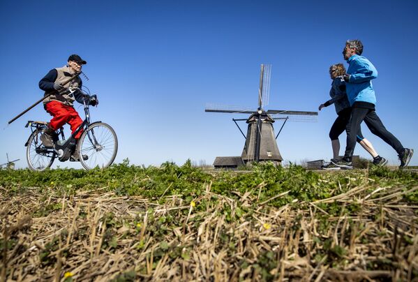 Люди занимаются спортом в теплый весенний день в Нидерландах. - Sputnik Молдова