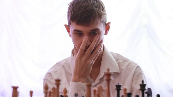 Гроссмейстер С. Карякин провел сеанс одновременной игры для детей в Подмосковье - Sputnik Moldova