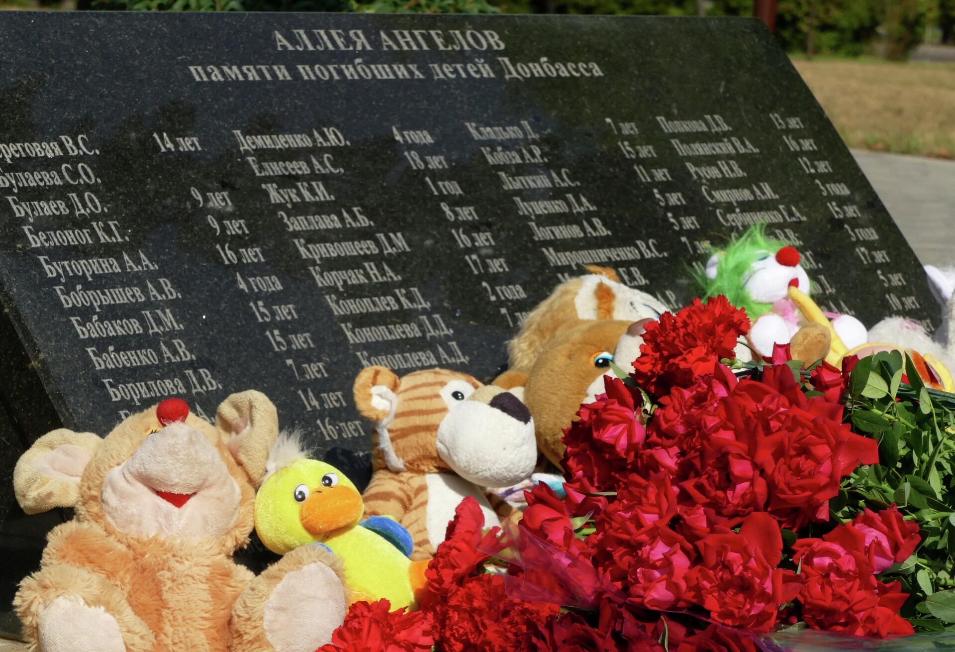 Цветы и игрушки, возложенные к памятнику Аллея Ангелов в Донецке - Sputnik Молдова, 1920, 23.03.2022