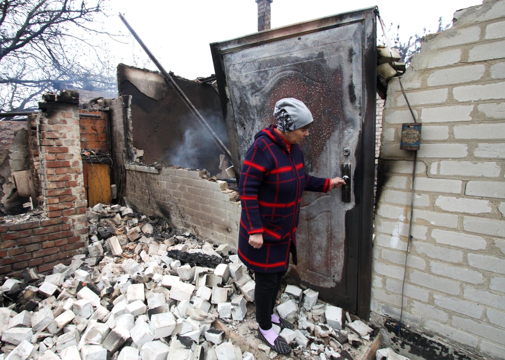 Дом на окраине Петровского района Донецка, сгоревший от прямого попадания снаряда в ходе обстрела - Sputnik Молдова, 1920, 23.03.2022