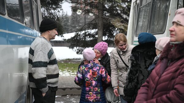 Люди прощаются возле автобуса во время эвакуации из Горловки на территорию России - Sputnik Молдова