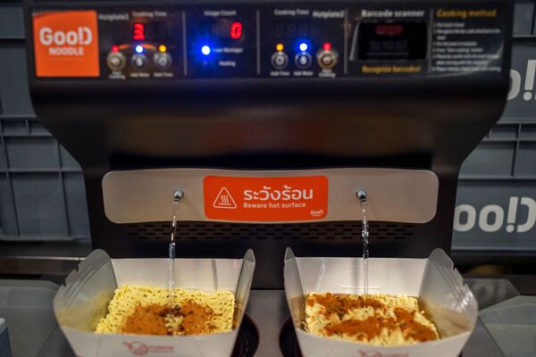 Приготовление лапши в автомате в магазине Good Noodle в Бангкоке. - Sputnik Молдова