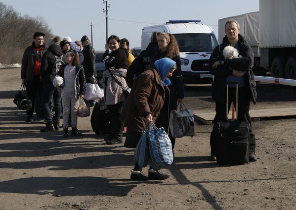 Беженцы из Харькова возле пункта временного размещения в поселке Малиновка Белгородской области. - Sputnik Молдова