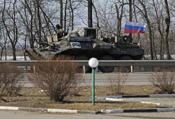 Военнослужащие вооруженных сил РФ дежурят неподалеку от ПВР в Малиновке. - Sputnik Молдова