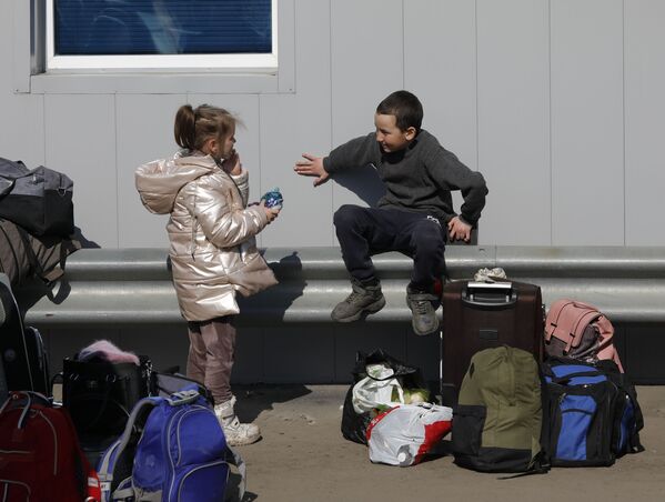 Дети беженцев из Харькова возле пункта временного размещения. - Sputnik Молдова