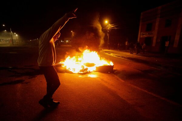 Уличные протесты против роста цен на топливо в провинции Каагуасу, Парагвай. - Sputnik Молдова
