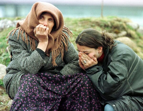 Refugiații din Kosovo din Pec, în vestul Kosovo, stau în fața unei fabrici unde refugiații se adună în Rozaje, primul oraș din Muntenegru, marți, 30 martie 1999. - Sputnik Moldova-România