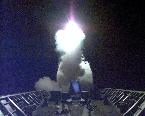 O rachetă de croazieră „Tomahawk” este lansată de la prova crucișatorului USS Philippine Sea al marinei americane la ținte în toată Iugoslavia și Kosovo, 24 martie 1999.  - Sputnik Moldova-România
