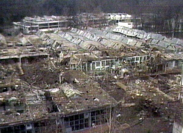 O vedere aeriană a ruinelor deteriorate de bombe ale unui complex de fabrici din orașul sârb Cacak sunt văzute în această imagine transmisă de televiziunea sârbă, marți, 30 martie 1999. Televiziunea sârbă a susținut că fabrica a fost lovită de patru rachete în timpul atacurilor aeriene ale NATO de luni noaptea. Fabrica a fost lovită de atacuri aeriene și duminică. - Sputnik Moldova-România