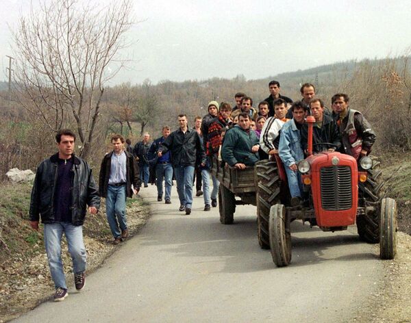 Refugiații etnici albanezi din provincia iugoslavă Kosovo se îndreaptă spre granița macedoneană în apropiere de satul Blace, la 15 mile (25 km) nord-vest de Skopje, Macedonia Luni, 29 martie 1999. Stabilitatea fragilă a Macedoniei a fost amenințată atât de un aflux de refugiații din vecinul Kosovo și rolul său de gazdă a 12.000 de soldați NATO. - Sputnik Moldova-România