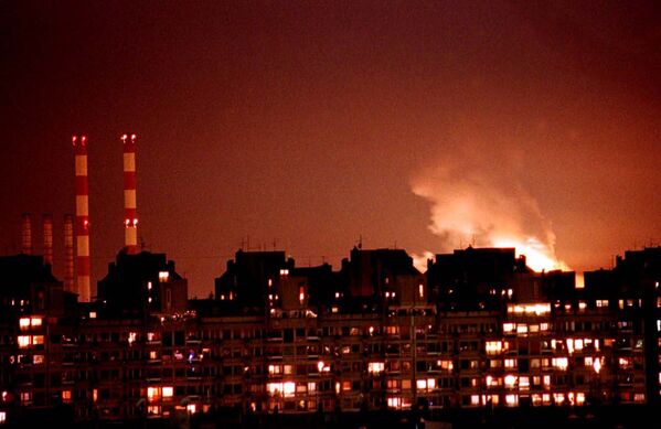 Flăcările de la o explozie luminează orizontul Belgradului în apropierea unei centrale electrice, stânga, după ce rachetele de croazieră și avioanele de război NATO au atacat Iugoslavia miercuri seara, 24 martie 1999, ca răspuns la eșecul Iugoslaviei de a semna un acord cu privire la tulburată provincie sudică Kosovo. - Sputnik Moldova-România