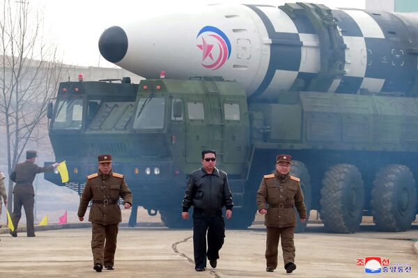 Liderul Coreii de Nord, Kim Jong Un,  a dat startul la ceea ce presa de stat nord-coreeană relatează ca fiind „nou tip” de rachetă balistică intercontinentală (ICBM).  În această fotografie nedatată publicată pe 24 martie 2022 de Agenția Centrală de Știri din Coreea de Nord (KCNA). - Sputnik Moldova-România